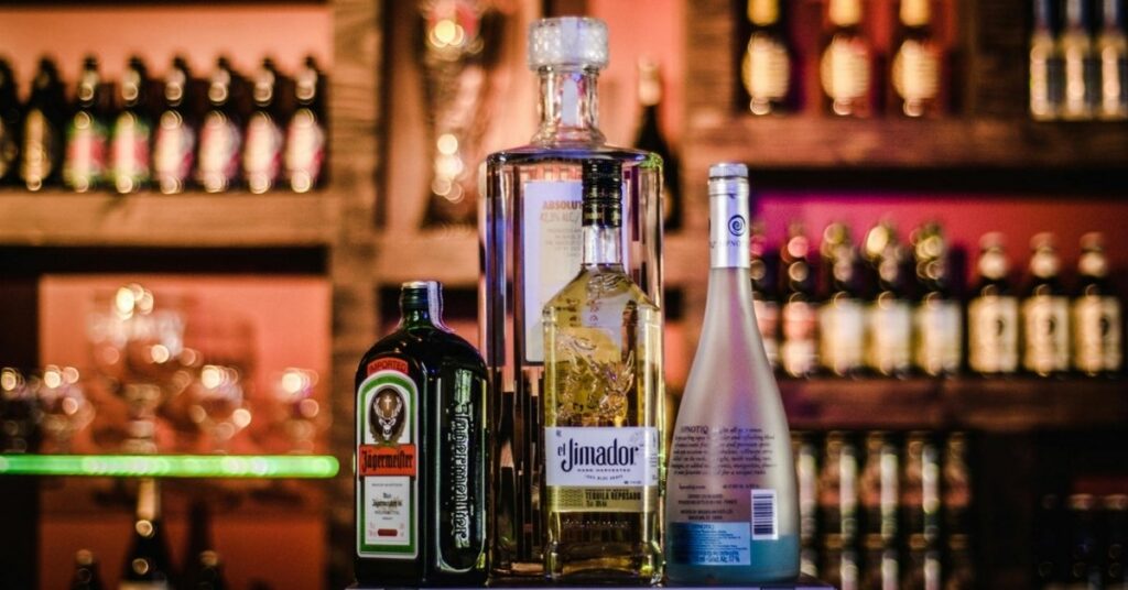 Botellas comunes de alcohol libre de impuestos (vodka, tequila, licor), útiles para visualizar lo que cuenta para el límite de 1 litro de alcohol permitido por adulto en Bali.