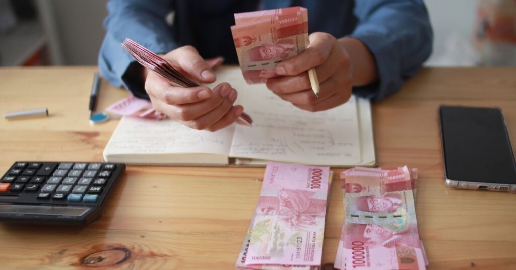 インドネシアの平均給与（2025年）：ベンチマーク（都市・セクター別