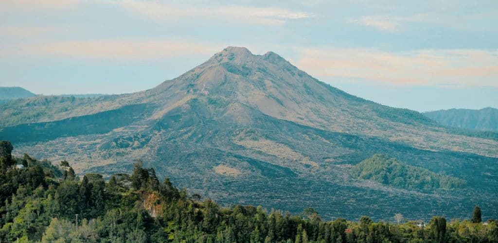 Bali activity: hike the active volcano mount batur