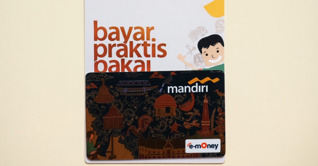 발리 만다라 유료 도로에서 전자 통행료 결제에 사용되는 바틱 스타일의 만디리 전자 화폐 카드