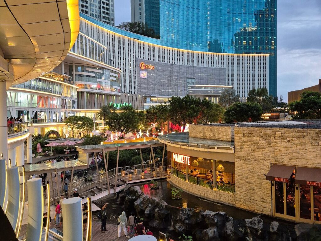 Сучасна архітектура та садові простори під відкритим небом у торговому центрі Central Park, одному з наймодніших місць для життя та шопінгу в Джакарті