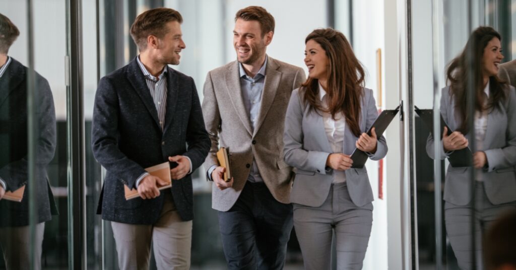 Tre fagfolk i dress går sammen, som et symbol på karriereskifte og nye jobbmuligheter i Indonesia.