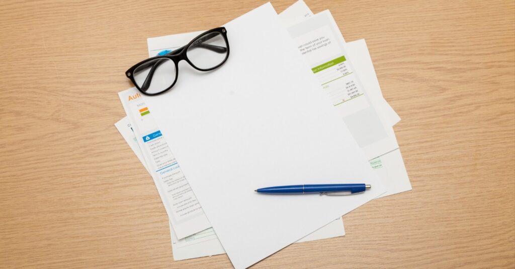 Dokumenty, długopis i okulary na biurku. Dokumenty wymagane do ubiegania się o kitas lub konwersji kitas na kitap w Indonezji.