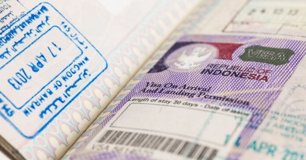 Nærbilde av et indonesisk visum ved ankomst-klistremerke og passstempel som viser 30 dagers opphold og innreisepersonopplysninger