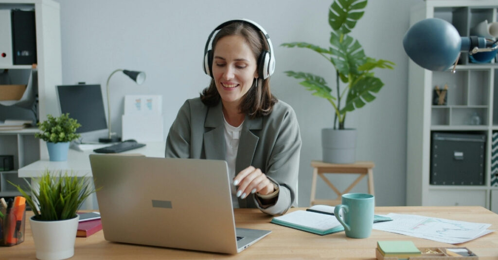 Iemand die op afstand werkt op een laptop in een licht kantoor aan huis, en digitale nomaden en vacatures op afstand in Bali vertegenwoordigt.