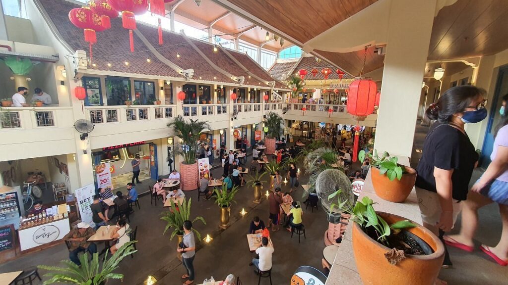 Багатолюдний фуд-корт в районі Глодок, прикрашений китайськими ліхтариками, культурний центр і одна з етнічних визначних пам'яток Джакарти