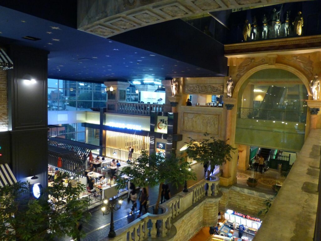 Елегантний інтер'єр торгового центру Grand Indonesia з тематичним декором і вишуканими ресторанами, розкішний шопінг і вечеря серед головних визначних пам'яток Джакарти