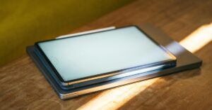 Нотатка та ipad символізують індонезійську бізнес візу c2