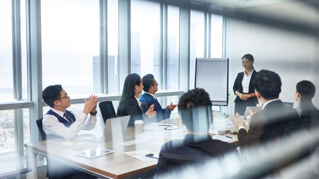 在印尼舉行的企業董事會會議，討論合資企業架構、公司角色和管理決策。.