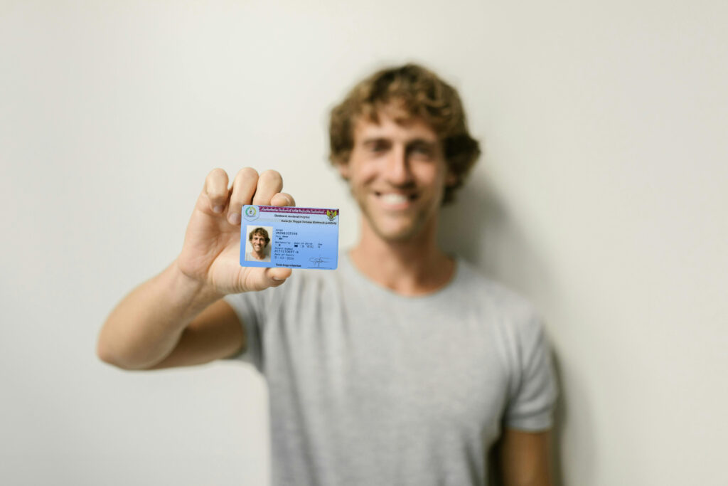 インドネシアのキタス・カードを持ち、限定滞在許可証の認可を証明する男性。