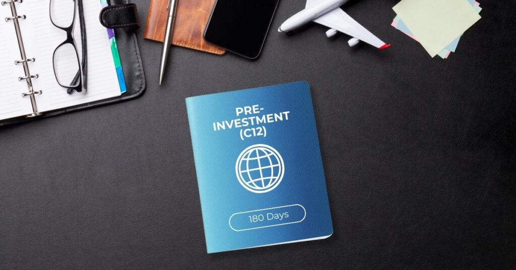 "scheda in stile passaporto ”pre-investimento (c12)" su una scrivania scura con un taccuino, occhiali, telefono, penna, note adesive e un modellino di aeroplano.