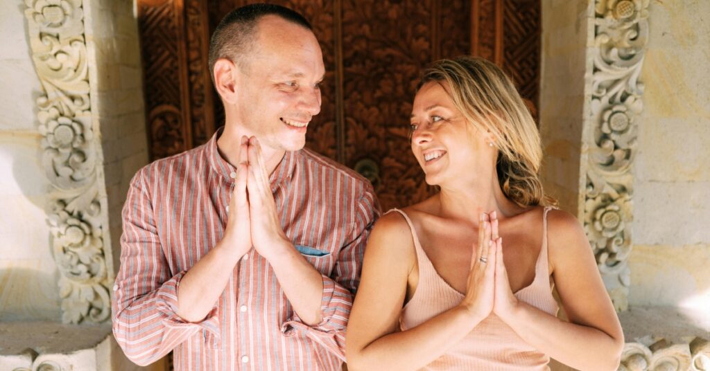 伝統的なインドネシアのスタイルで挨拶する外国人カップルは、インドネシア人配偶者とともにインドネシアに住むキタまたはキタプホルダーを表している。