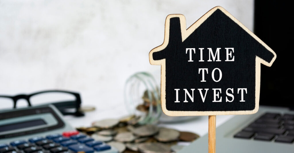 Time to Invest’ sign beside calculator and coins, planning your timeline to invest in Indonesia.