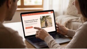 Dos padres que navegan por la página web de Knowmads Bali en un ordenador portátil, en la que se muestran sus actividades familiares, recomendaciones y la oferta de afiliación gratuita.