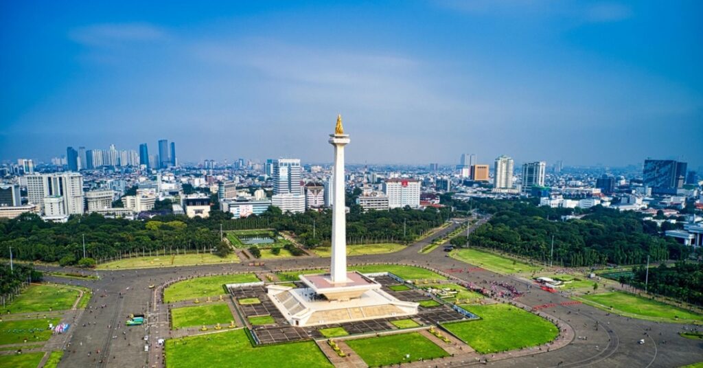 Вид з висоти пташиного польоту на національний пам'ятник (Монас), що височіє на площі Мердека, одну з найбільш знакових пам'яток та історичних визначних пам'яток Джакарти