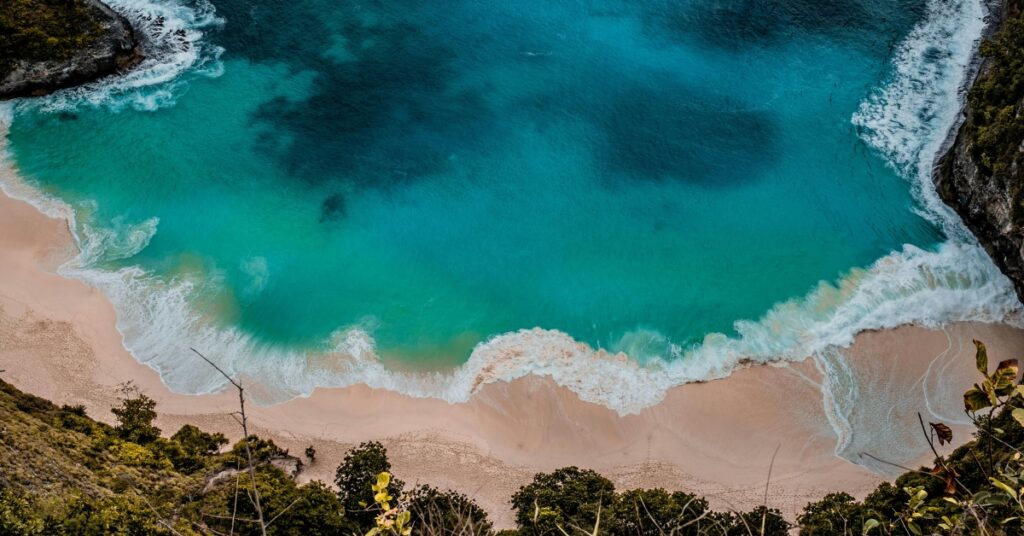 Коллекция банкнот индонезийской рупии, расположенных в виде звезды на деревянной поверхности и представляющих собой финансовые элементы, имеющие отношение к налоговым вопросам, таким как нпвп для иностранцев в Индонезии.