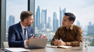 Zagraniczny dyrektor konsultujący się z indonezyjskim doradcą biznesowym w sprawie otwarcia przedstawicielstwa w Indonezji
