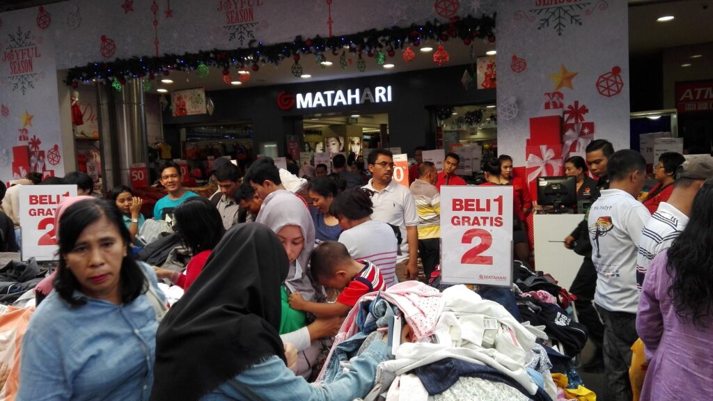 Переповнена торгова зона під час сезонного розпродажу в Матахарі в Пасар Бару, що відображає жваву культуру роздрібної торгівлі та привабливість вигідних покупок в Джакарті