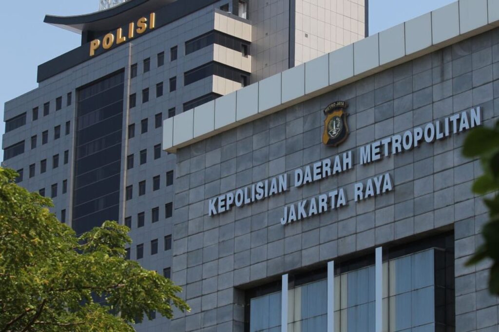Front view of the metro jaya regional police headquarters in jakarta, indonesia, showing signage and building exterior.