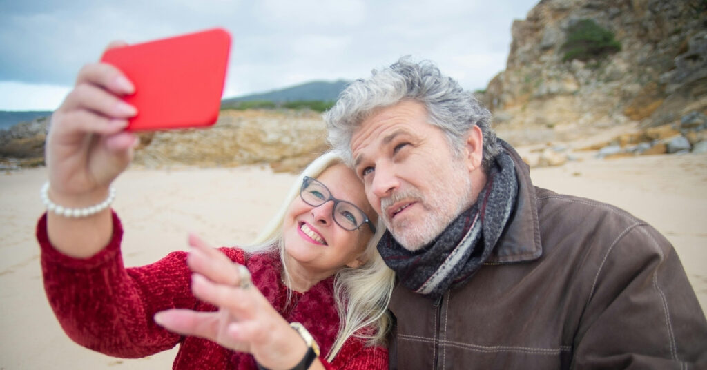 Щаслива пара пенсіонерів робить селфі на пляжі в Балі.