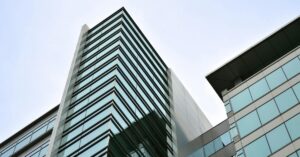 Moderne kontorbygg i glass sett nedenfra, som representerer pt pma-oppsett og utenlandske investeringsmuligheter i indonesia.