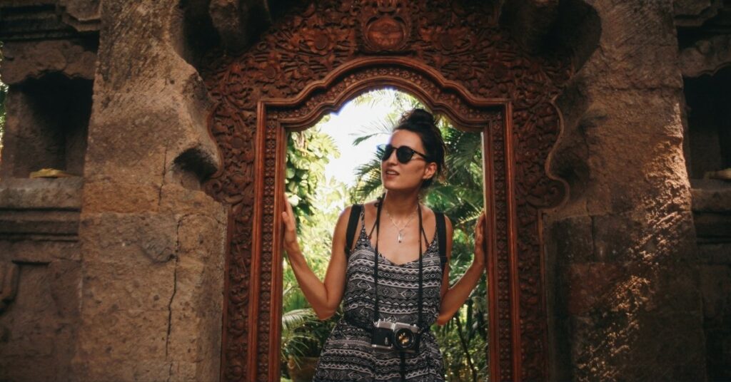 探索印尼文化遗址的游客，展示了旅游如何成为印尼志愿者签证旅行的一部分