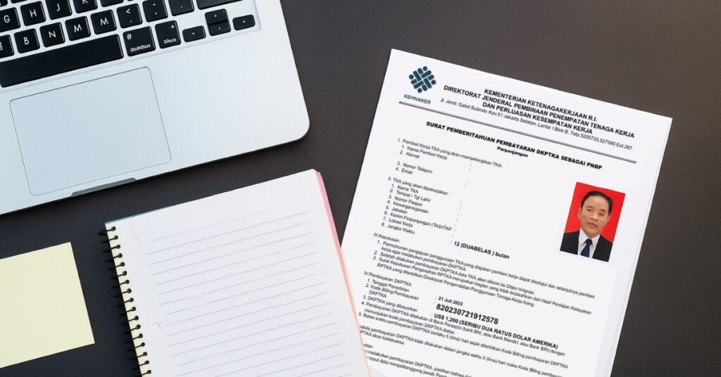 노트북과 메모가 있는 책상 위에 놓인 인도네시아 노동부의 공식 DKP-TKA 지불 통지서.