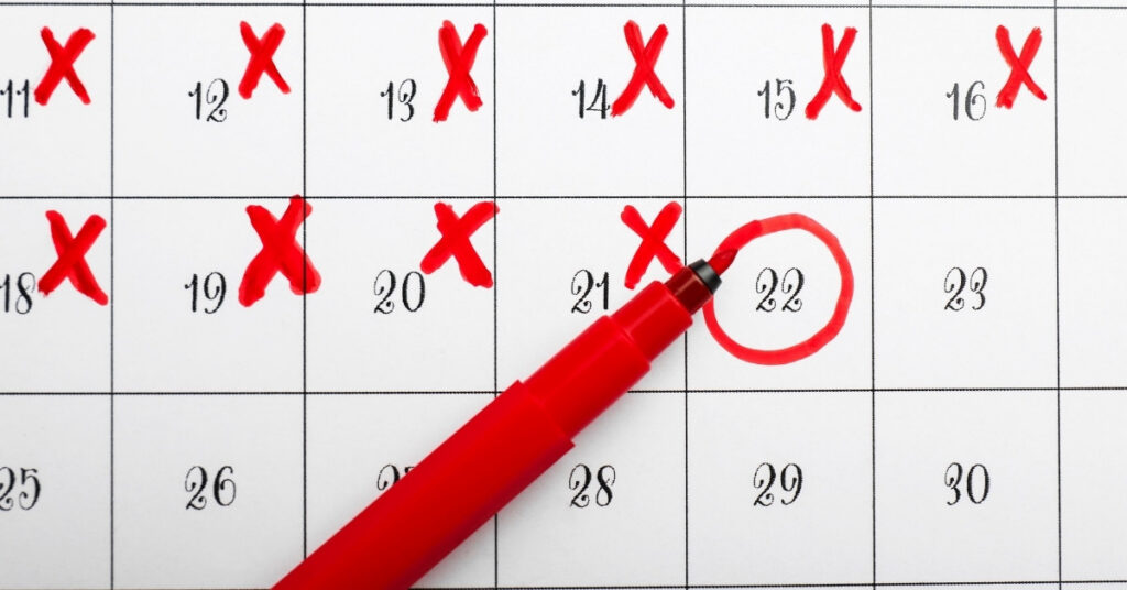 Pagina del calendario con diversi giorni cancellati e una data cerchiata in rosso, che mostra come si verifica un overstay quando si manca la data di uscita.